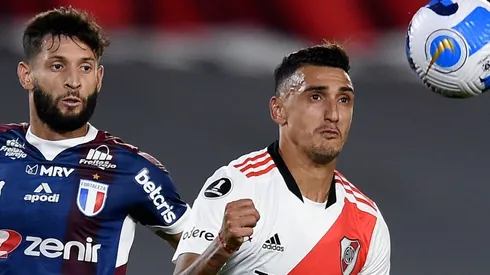 Matias Exequiel Suarez (R) of River Plate and Juninho Capixaba of Fortaleza