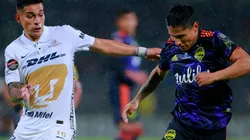 Favio Alvarez (L) of Pumas fights for the ball with Raul Ruidiaz (R) of Seattle Sounders
