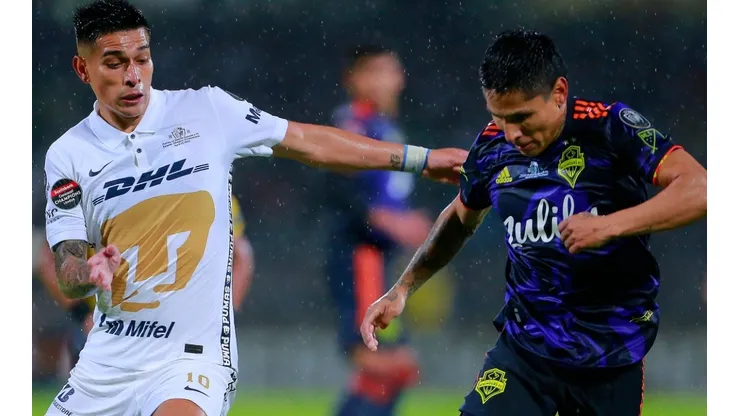 Favio Alvarez (L) of Pumas fights for the ball with Raul Ruidiaz (R) of Seattle Sounders