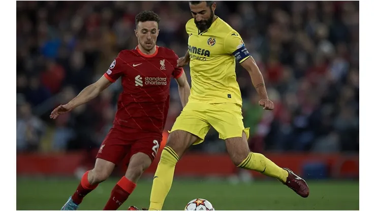 Diogo Jota of Liverpool disputes the ball with Raul Albiol of Villarreal