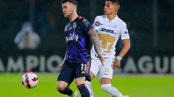 Albert Rusnak (L) of Seattle Sounders fights for the ball with Favio Alvarez (R) of Pumas