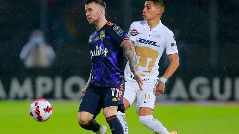 Albert Rusnak (L) of Seattle Sounders fights for the ball with Favio Alvarez (R) of Pumas