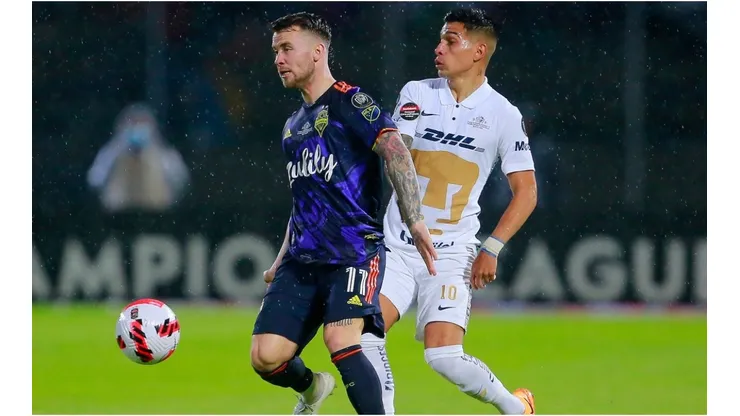 Albert Rusnak (L) of Seattle Sounders fights for the ball with Favio Alvarez (R) of Pumas