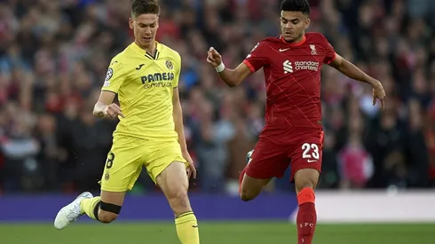 Luis Fernando Diaz of Liverpool disputes the ball with Juan Foyth of Villarreal