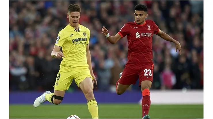 Luis Fernando Diaz of Liverpool disputes the ball with Juan Foyth of Villarreal