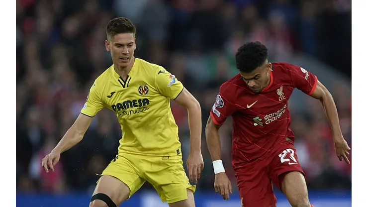 Luis Diaz of Liverpool disputes the ball with Juan Foyth of Villarreal
