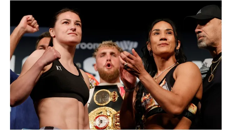 Katie Taylor of Ireland (L) and Amanda Serrano of Puerto Rico (R)