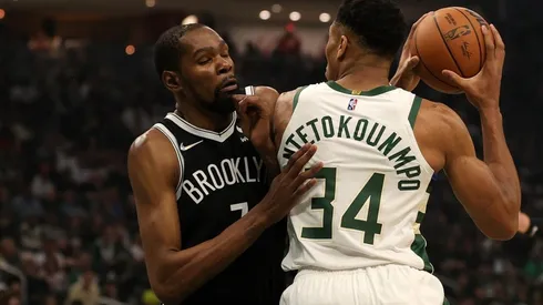 Kevin Durant guarding Giannis Antetokounmpo.