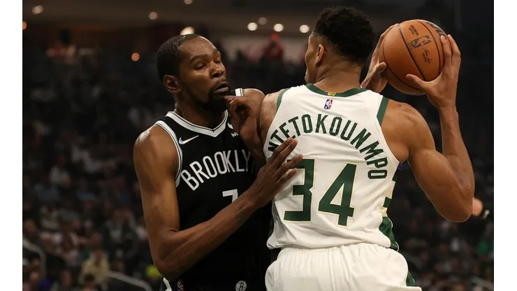 Kevin Durant guarding Giannis Antetokounmpo.