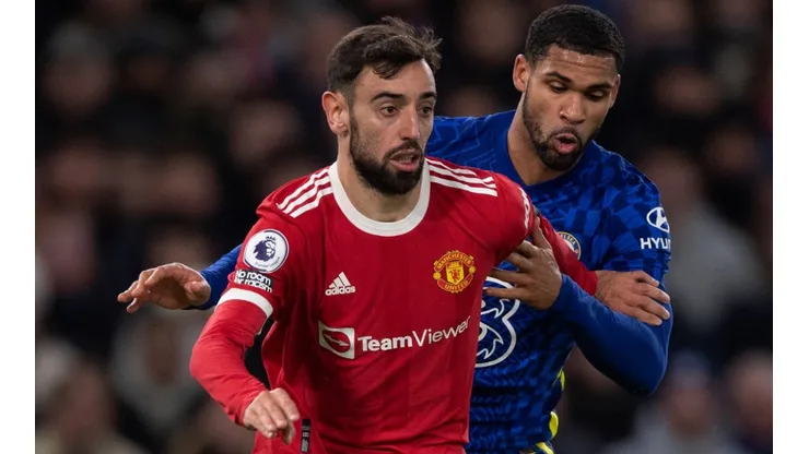 Bruno Fernandes of Manchester United and Ruben Loftus-Cheek of Chelsea