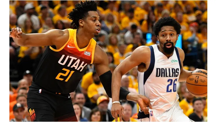 Spencer Dinwiddie of the Dallas Mavericks drives around Hassan Whiteside of the Utah Jazz
