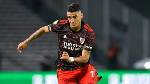 Matías Suárez of River Plate controls the ball during a match between Talleres and River Plate