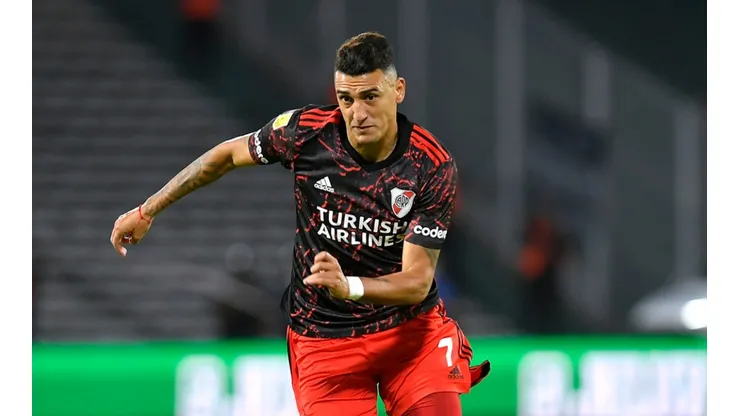Matías Suárez of River Plate controls the ball during a match between Talleres and River Plate