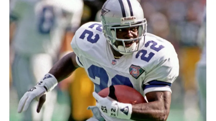 Running back Emmitt Smith #22 of the Dallas Cowboys