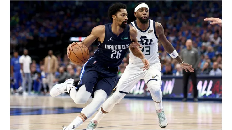 Spencer Dinwiddie of the Dallas Mavericks drives to the basket against Royce O'Neale of the Utah Jazz