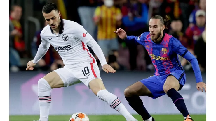 Filip Kostic of Eintracht Frankfurt (left) and Oscar Mingueza of Barcelona.