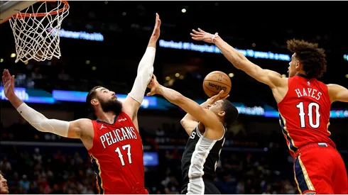 Keldon Johnson of the San Antonio Spurs shoots over Jonas Valanciunas of the New Orleans Pelicans