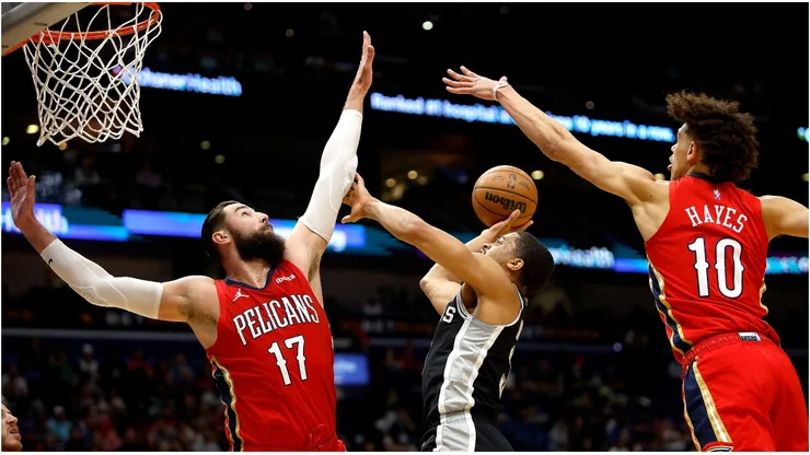 Keldon Johnson of the San Antonio Spurs shoots over Jonas Valanciunas of the New Orleans Pelicans