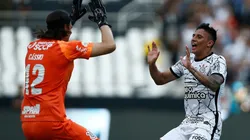 Gustavo Mantuan of Corinthians celebrates with teammate Cássio after scoring