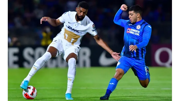 Diogo de Oliveira of Pumas (right) fights for ball control against Erik Lira of Cruz Azul