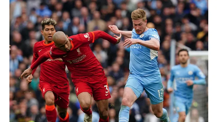 Liverpool's Fabinho (left) and Manchester City's Kevin De Bruyne battle for the ball during the Premier League match at the Etihad Stadium