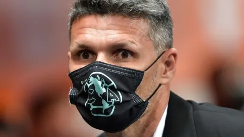 Head coach Fernando Ortiz of America