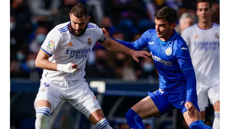 Karim Benzema of Real Madrid and Mauro Arambarri of Getafe