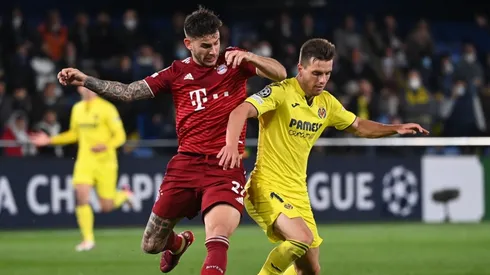 Munich's Lucas Hernandez (l) and Villarreal's Giovani Lo Celso fight for the ball.