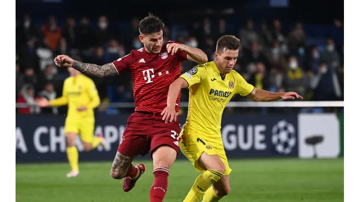 Munich's Lucas Hernandez (l) and Villarreal's Giovani Lo Celso fight for the ball.