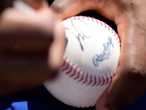 How to send an autograph request to a MLB player?