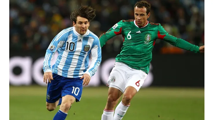 Lionel Messi escapes from Gerardo Torrado in a Argentina vs Mexico match