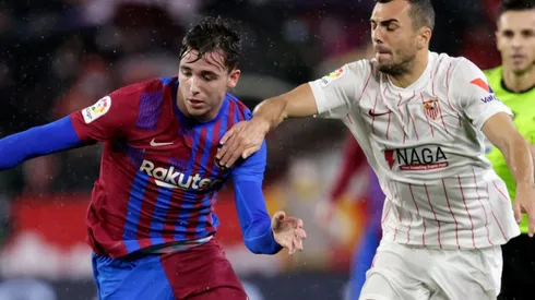 Nico Gonzalez of Barcelona and Joan Jordan of Sevilla