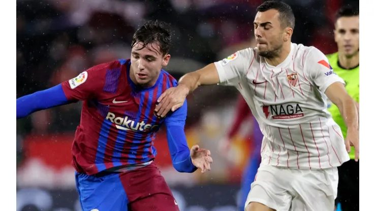Nico Gonzalez of Barcelona and Joan Jordan of Sevilla