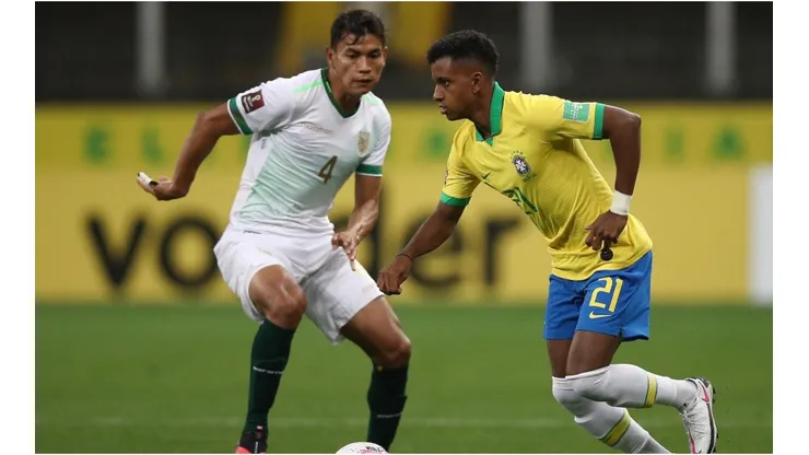 Rodrygo of Brazil fights for the ball with José Sagredo of Bolivia