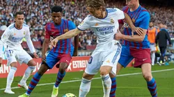 Modric and Barcelona players fighting for ball possession