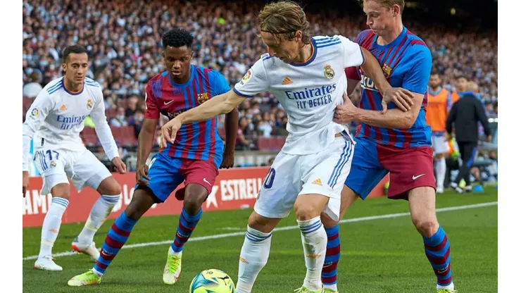 Modric and Barcelona players fighting for ball possession