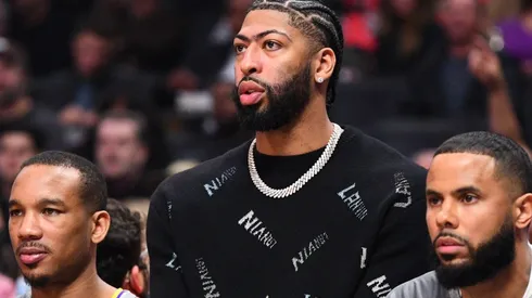 Anthony Davis (c) watching the Lakers from the sidelines.