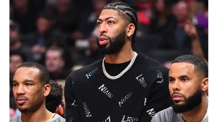 Anthony Davis (c) watching the Lakers from the sidelines.