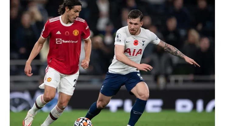 Edinson Cavani of Manchester United and Pierre-Emile Højbjerg of Tottenham Hotspur