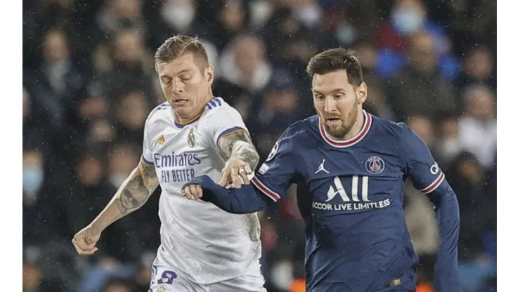 Toni Kroos of Real Madrid (left) fights for ball control against Messi of PSG