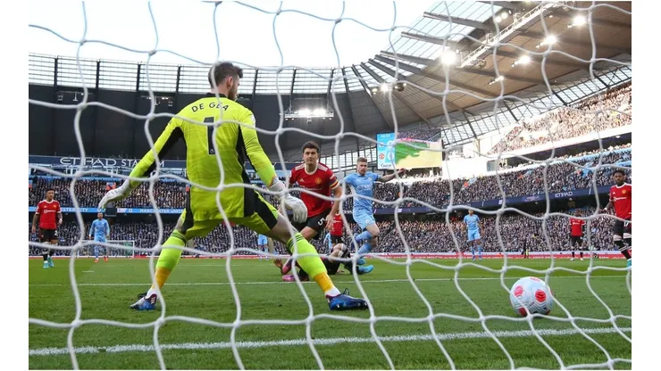 Kevin De Bruyne of Manchester City scores the opening goal