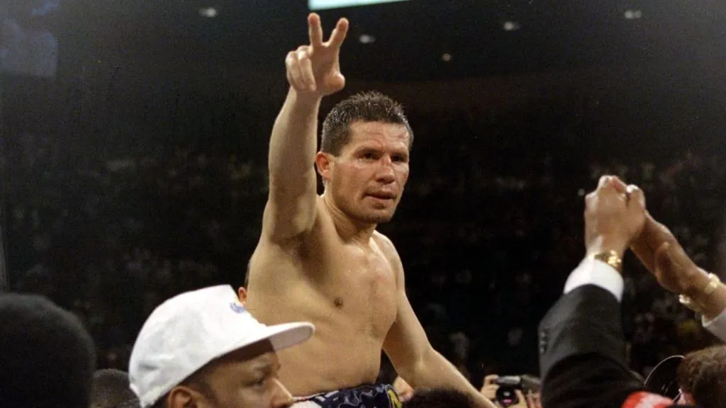 Julio Cesar Chavez regains his WBC Super Lightweight title against Frankie Randall. Al Bello