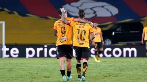 Gonzalo Mastriani of Barcelona SC celebrates with teammate Damián Díaz