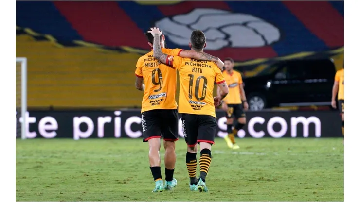Gonzalo Mastriani of Barcelona SC celebrates with teammate Damián Díaz