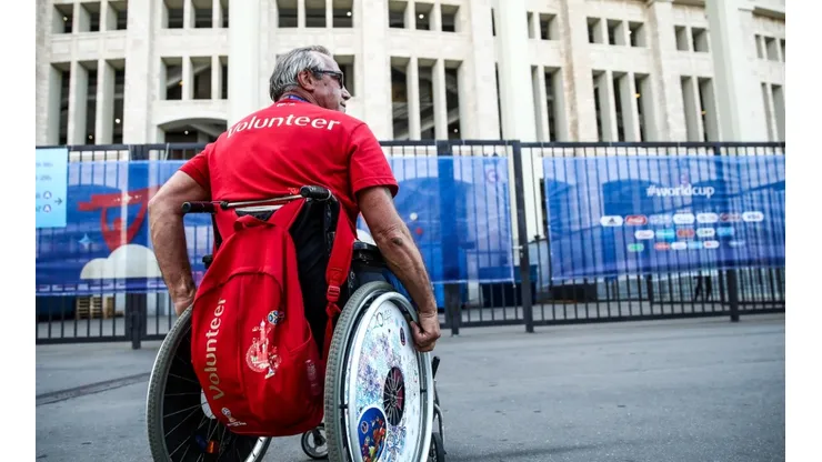 A volunteer during a work journey in the last FIFA World Cup