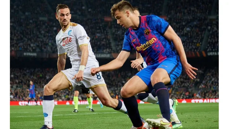 Nico Gonzalez of Barcelona and Fabian Ruiz of Napoli