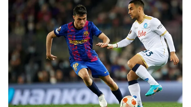 Adam Ounas of Napoli and Pedri of Barcelona.