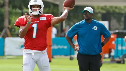 Brian Flores (right) and Tua Tagovailoa.