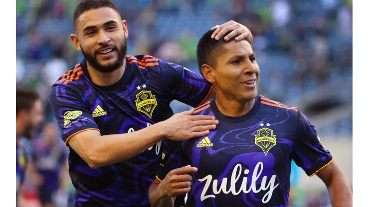 Raul Ruidiaz (right) and Alex Roldan (left) of Seattle Sounders