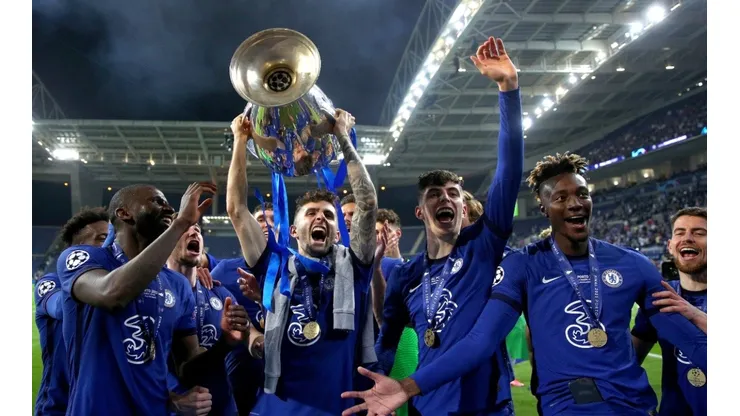 Christian Pulisic of Chelsea lifts the UEFA Champions League Trophy